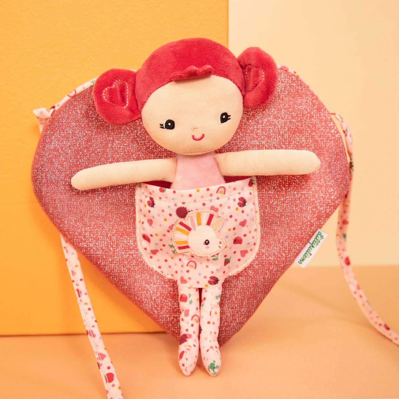MUÑECA ALINE CON BOLSA EN FORMA DE CORAZÓN