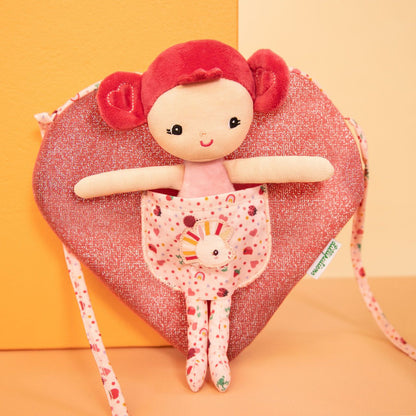 MUÑECA ALINE CON BOLSA EN FORMA DE CORAZÓN