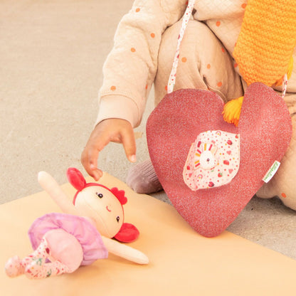 MUÑECA ALINE CON BOLSA EN FORMA DE CORAZÓN